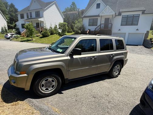 Beige 2008 Jeep Patriot Sport