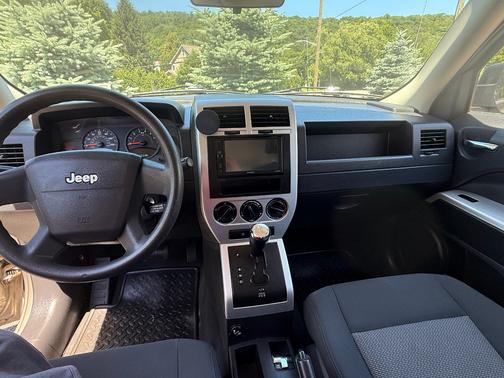 Beige 2008 Jeep Patriot Sport