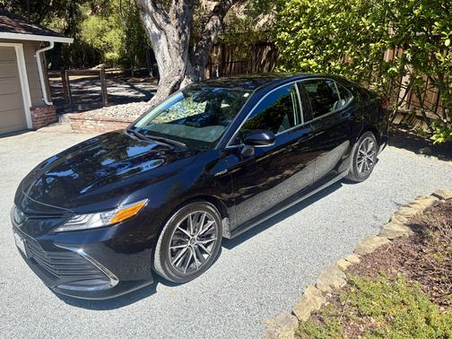 Black 2021 Toyota Camry Hybrid XLE