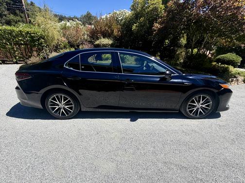 Black 2021 Toyota Camry Hybrid XLE