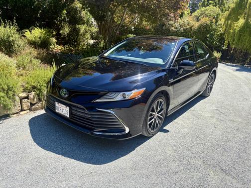 Black 2021 Toyota Camry Hybrid XLE