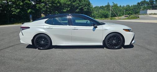 White 2021 Toyota Camry Hybrid XSE