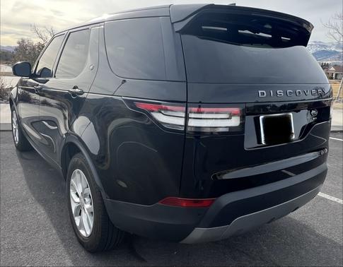 Black 2018 Land Rover Discovery SE