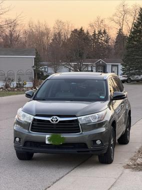Green 2016 Toyota Highlander XLE