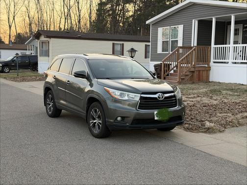 Green 2016 Toyota Highlander XLE