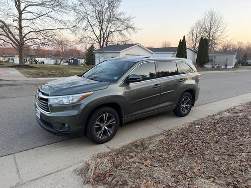 Green 2016 Toyota Highlander XLE