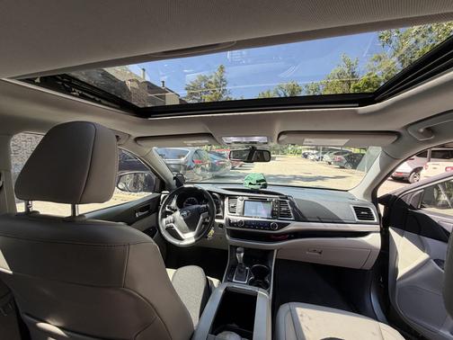 Green 2016 Toyota Highlander XLE