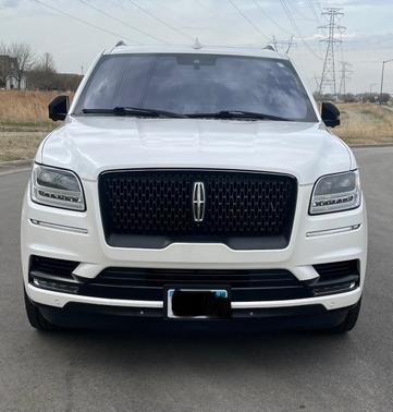 White 2018 Lincoln Navigator L Reserve
