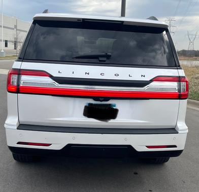 White 2018 Lincoln Navigator L Reserve