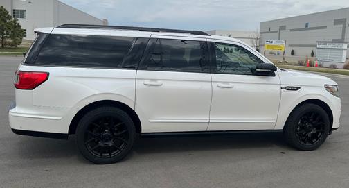 White 2018 Lincoln Navigator L Reserve