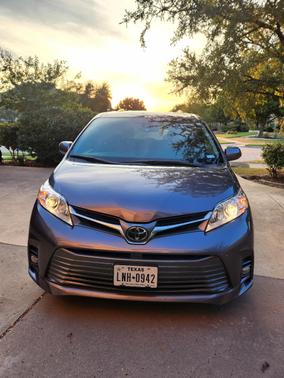 Gray 2019 Toyota Sienna XLE