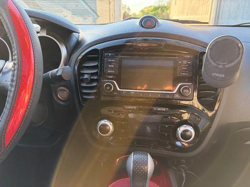 Black 2015 Nissan Juke SV
