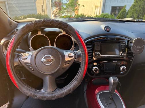 Black 2015 Nissan Juke SV
