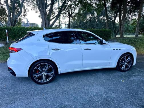 White 2021 Maserati Levante Base