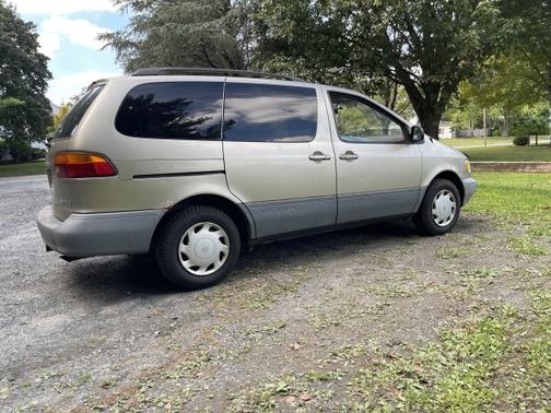 2000 Toyota Sienna LE