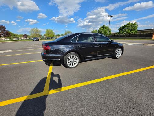 Black 2017 Volkswagen Passat 1.8T SE w/Technology