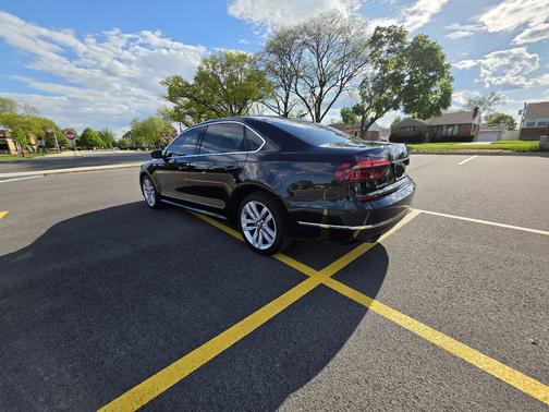 Black 2017 Volkswagen Passat 1.8T SE w/Technology