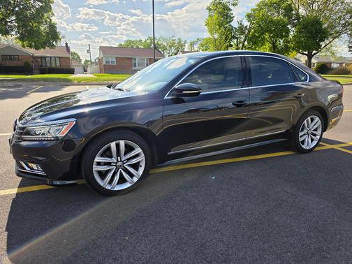 Black 2017 Volkswagen Passat 1.8T SE w/Technology