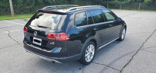 Black 2017 Volkswagen Golf Alltrack TSI SE
