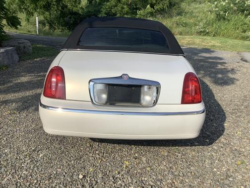 2002 Lincoln Town Car Signature