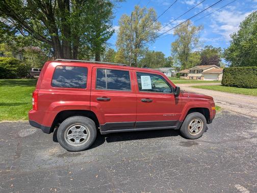 Red 2014 Jeep Patriot Sport