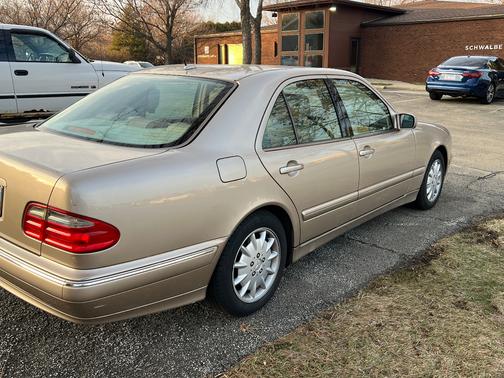 Beige 2000 Mercedes-Benz E-Class E320