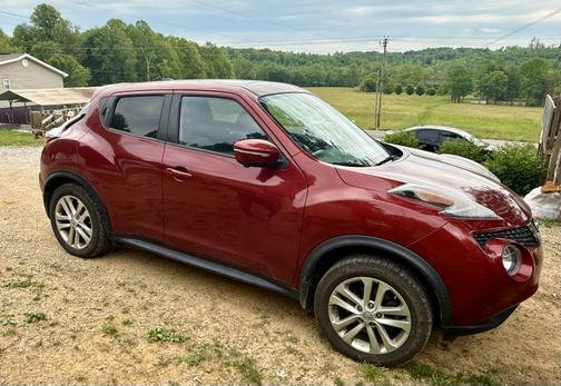 Red 2016 Nissan Juke SL
