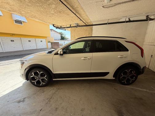 White 2023 Kia Niro EX Touring