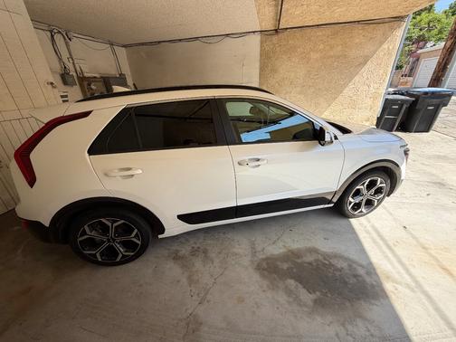 White 2023 Kia Niro EX Touring