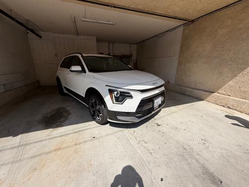 White 2023 Kia Niro EX Touring