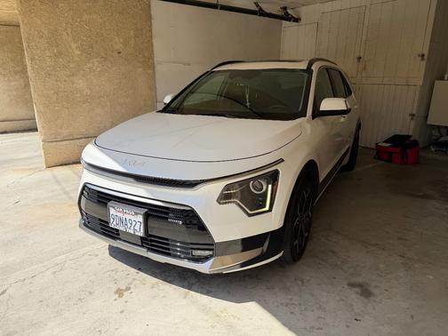 White 2023 Kia Niro EX Touring
