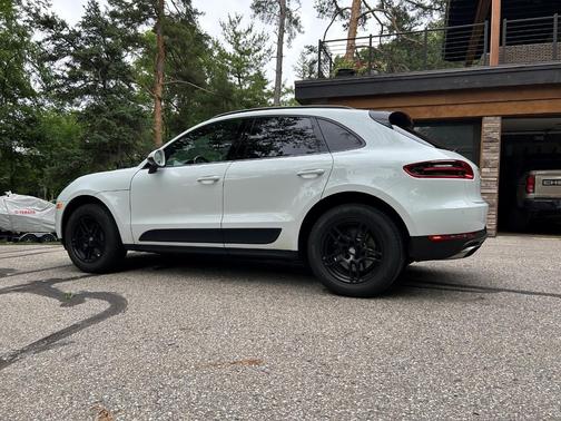 White 2018 Porsche Macan Macan