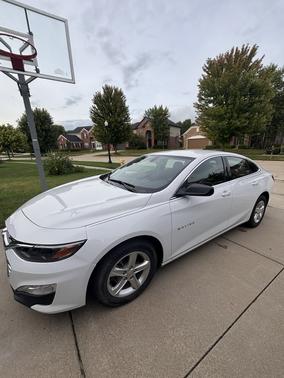 White 2022 Chevrolet Malibu 1LS