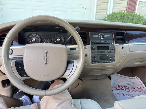 Black 2007 Lincoln Town Car Signature