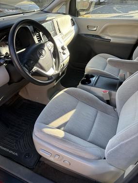 2017 Toyota Sienna LE