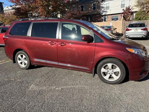 2017 Toyota Sienna LE