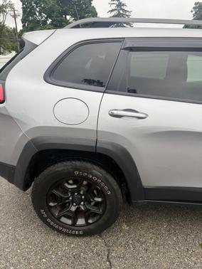 Silver 2019 Jeep Cherokee Trailhawk