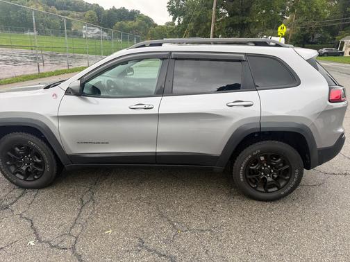 Silver 2019 Jeep Cherokee Trailhawk