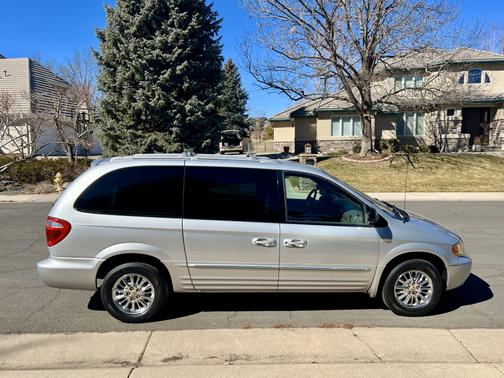 2002 Chrysler Town & Country Limited