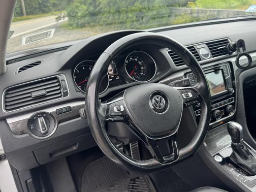 2017 Volkswagen Passat 1.8T SEL Premium