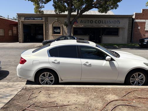 White 2012 INFINITI G25 Journey