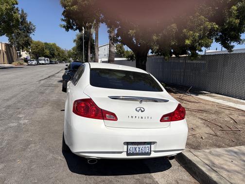 White 2012 INFINITI G25 Journey