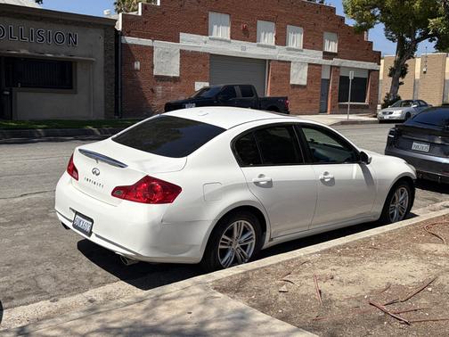 White 2012 INFINITI G25 Journey