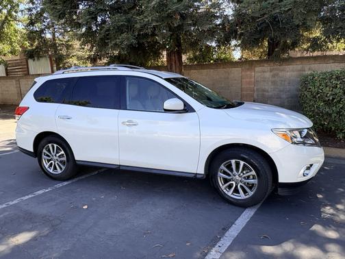White 2015 Nissan Pathfinder SV