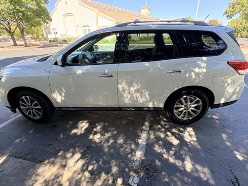 White 2015 Nissan Pathfinder SV