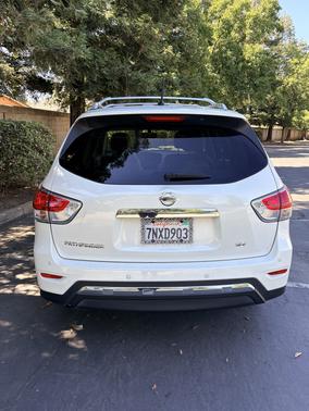 White 2015 Nissan Pathfinder SV