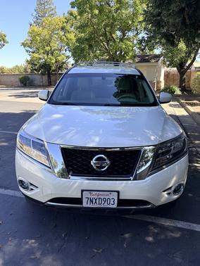 White 2015 Nissan Pathfinder SV