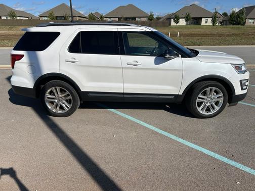 White 2017 Ford Explorer XLT
