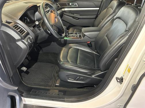 White 2017 Ford Explorer XLT