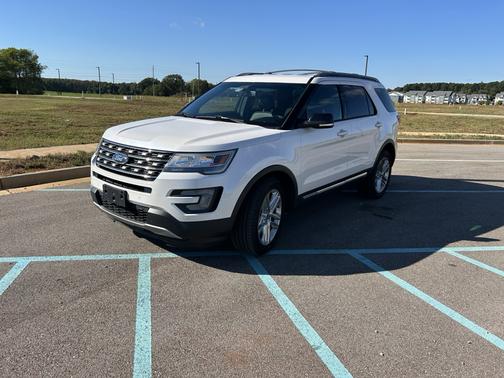 White 2017 Ford Explorer XLT